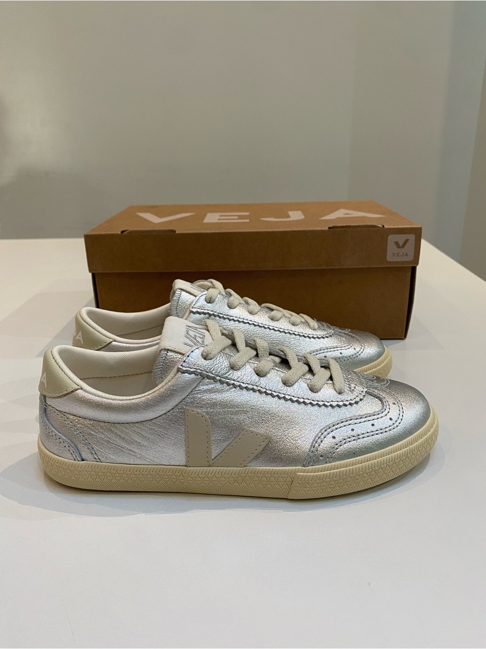 Veja Women’s Volley Leather Sneaker in Silver/Pierre sz 36EU/5US New in Box - Picture 2 of 7